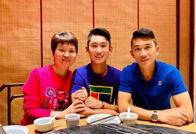 美女露出尿口让男生捅